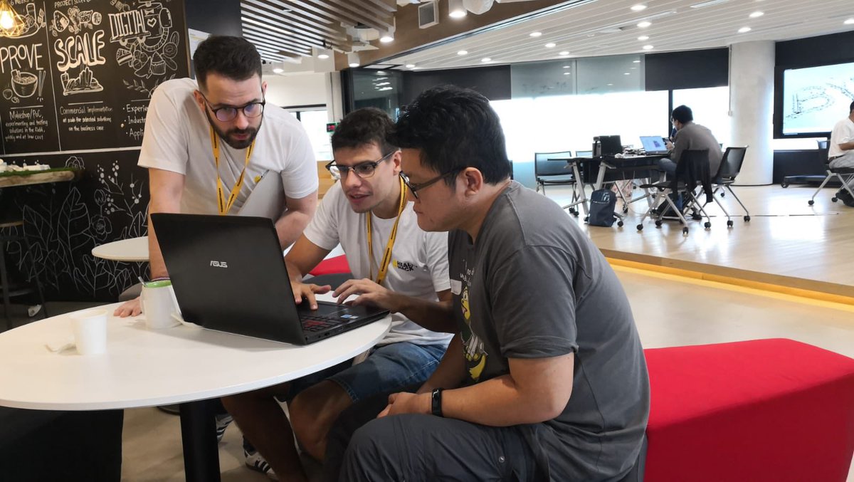 choofca's tweet photo. Daybreak in Singapore. Mentors hard at work  #healthhack #SoAI #AccentureDigitalSingapore https://t.co/wnfbmDe5PH
