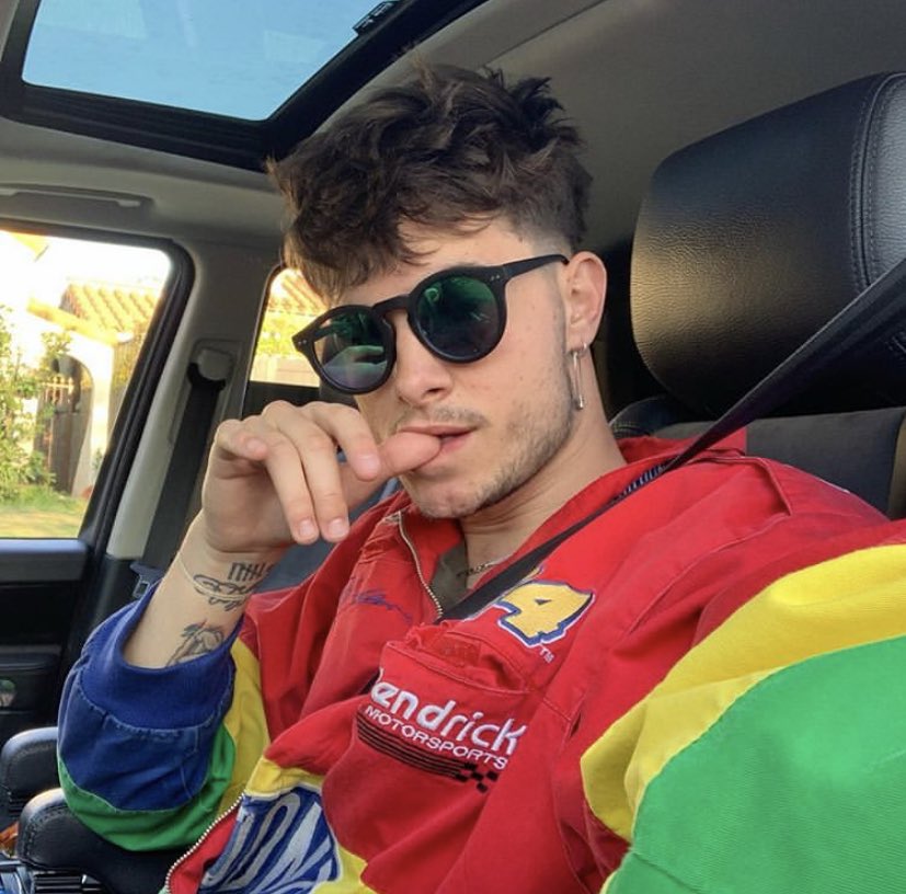 vscoIawIey's tweet photo. my mom is a big nascar fan and kian lawley fan so i sent her ur recent pic and she loves you even more :) @KianLawley https://t.co/mBeBjm6jHG