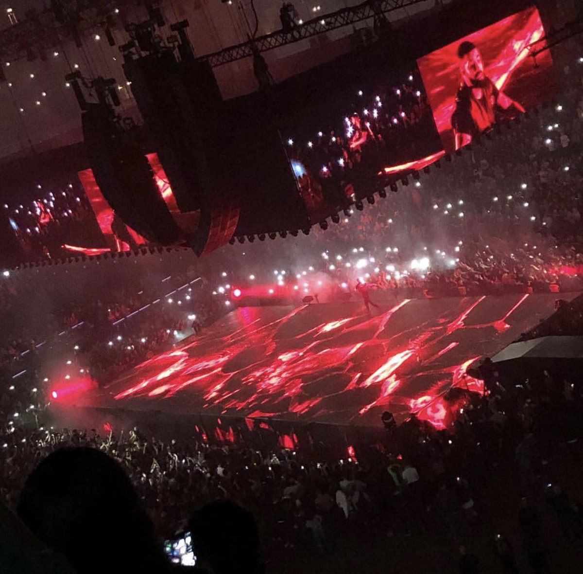 avtourupdates's tweet photo. King of concert visuals. https://t.co/JcR0CJpdAW