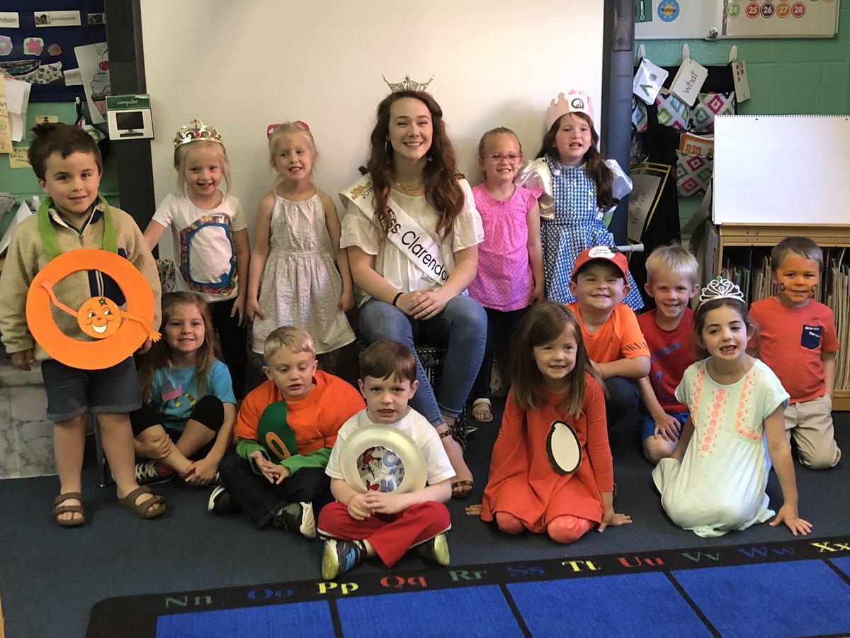 Aculick4K's tweet photo. Miss Clarendon came to read to us Friday! 📖 👸 #WGEpride https://t.co/8IGNqZMFTu