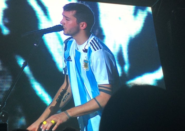 Ca0tico_'s tweet photo. perdón, PERO ESTA FUE UNA DE LAS MEJORES COSAS QUE LE PASÓ A ARGENTINA EN LOS ÚLTIMOS AÑOS, SI TENGO PRUEBAS Y NINGUNA DUDA
#twentyonepilots  #Lollapalooza  #LollaTOPAr https://t.co/icQdlgEMLG