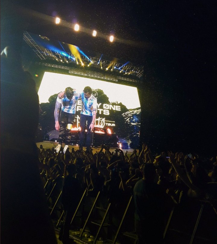 Ca0tico_'s tweet photo. perdón, PERO ESTA FUE UNA DE LAS MEJORES COSAS QUE LE PASÓ A ARGENTINA EN LOS ÚLTIMOS AÑOS, SI TENGO PRUEBAS Y NINGUNA DUDA
#twentyonepilots  #Lollapalooza  #LollaTOPAr https://t.co/icQdlgEMLG