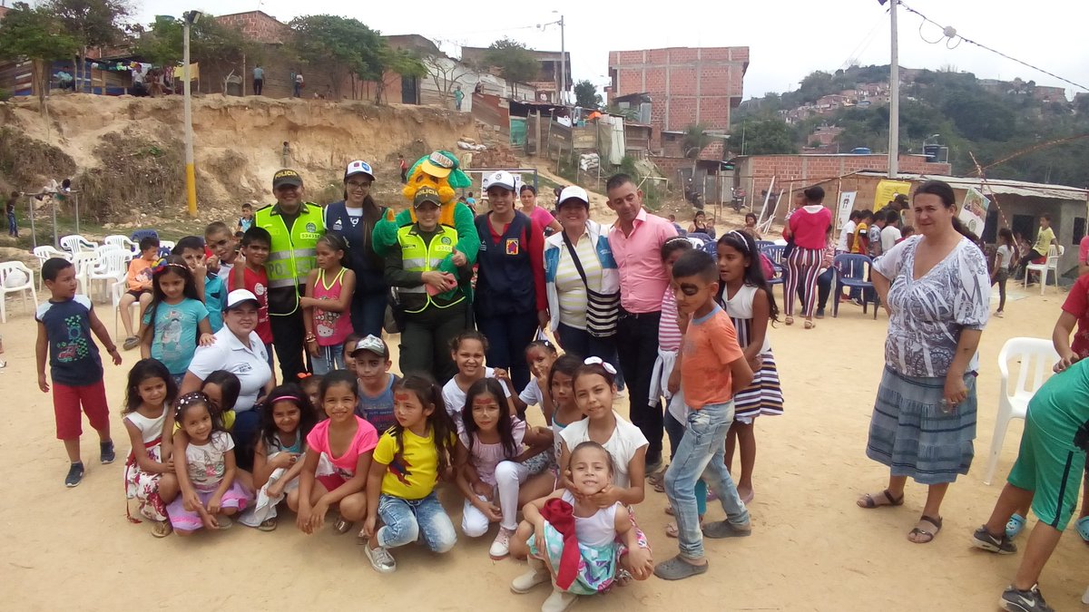 alba_liced's tweet photo. Se da inicio a la gran celebracion del mes de la niñez con los niños y niñas del sector Brisas del polaco La Alcaldía de Ocaña brindando esparcimiento y juego a niños y niñaa vulnerables del Municipio. https://t.co/eHUNxunesx
