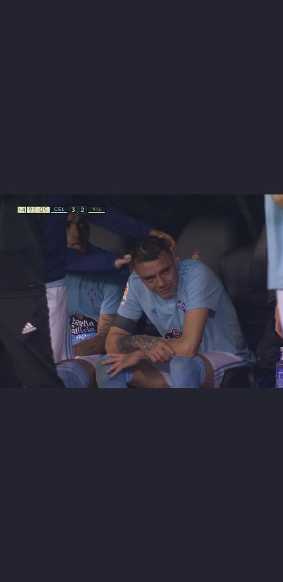 Después de 3 meses sin poder jugar, con su equipo en el descenso,  vuelve y hace 2 goles y su equipo remonta un 0-2, las lágrimas tras ser sustituido, son las lágrimas de alguien que siente el escudo que defiende, de alguien para el que el EQUIPO es lo primero.
EJEMPLO.