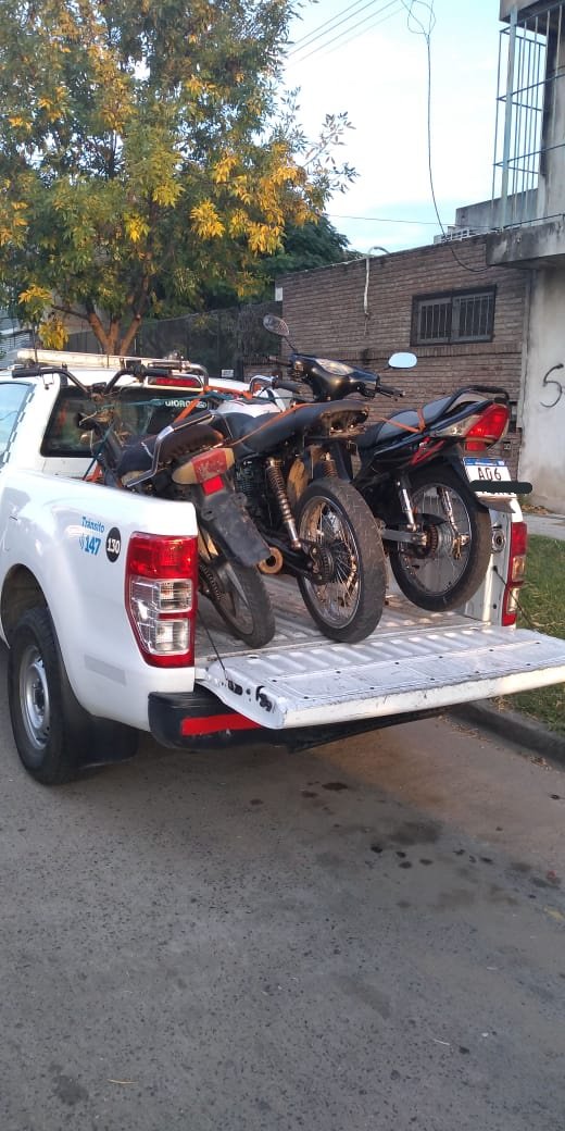 GustavoAdda's tweet photo. #HayControl
Hoy en Bv. Segui y Avellaneda, junto al #TercioDelta del C.R.E. del @MinSegSF controlamos decenas de autos y motos, donde la mayoría fuerno remitidas por transportar menores, falta de documentación y dispositivos de seguridad.
La responsabilidad es de todos.
#Estamos https://t.co/lzXM03gRHC