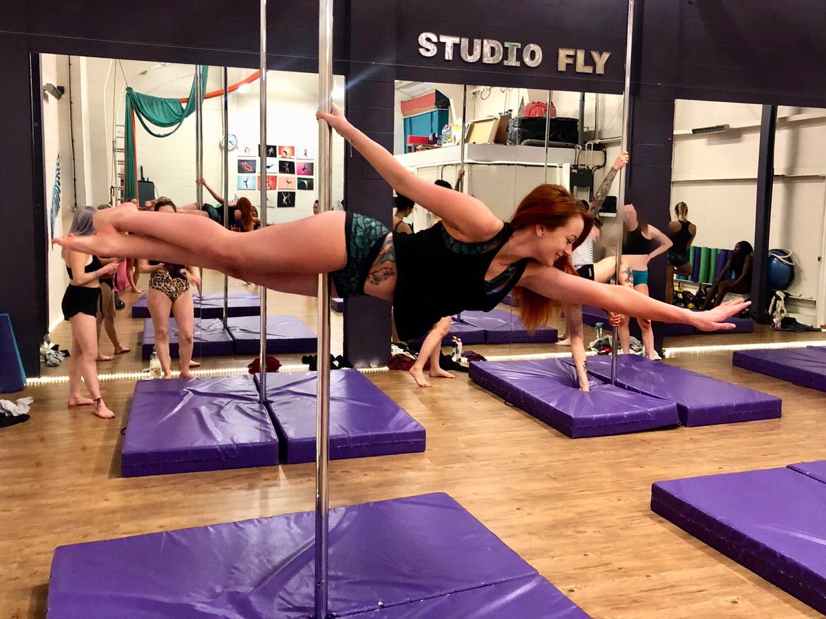 Je55ika_Rabbit's tweet photo. Another move that I was able to do back in the day but lost the ability to after time out from pole, this has taken me four years to get my superman back! πͺπ»ππ» so pleased π #polefitness #pdsuperman #polehog https://t.co/EVW54R7743