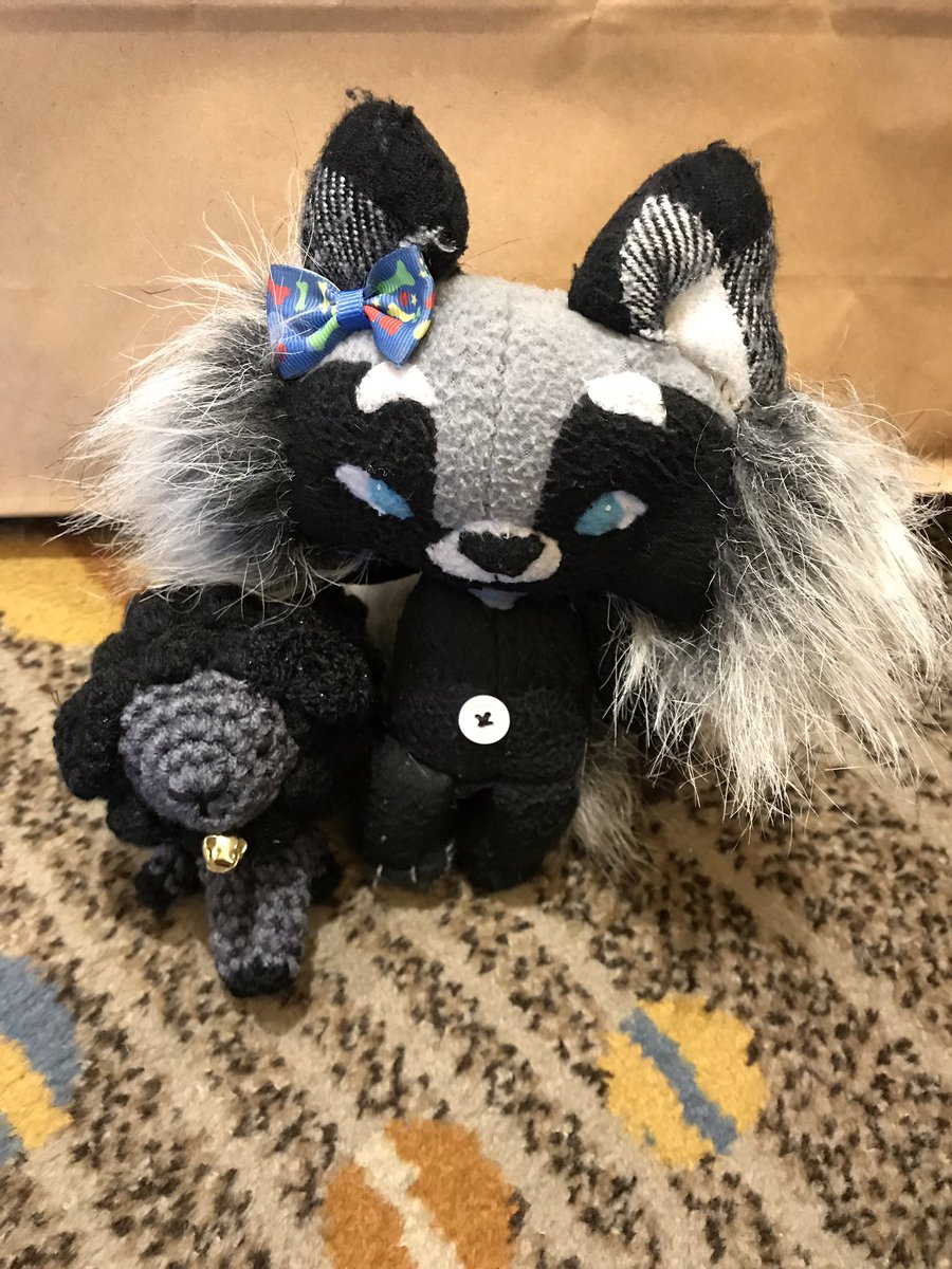 MADSHYARTS's tweet photo. Smudge adopted a wee sheep from @atrueblueartist  🐑💙 #buttonpup #tff2019 https://t.co/Q3zII710Le