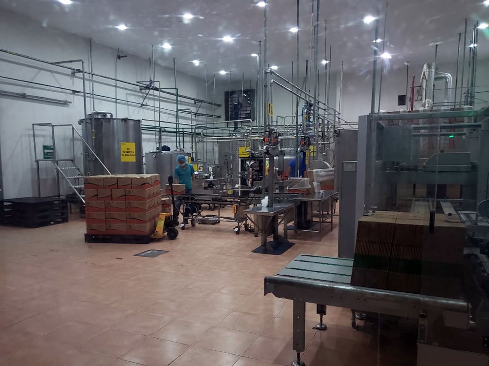 CFN_ECUADOR's tweet photo. En #Esmeraldas, un equipo de la CFN visitó las instalaciones de OLIOJOYA, empresa especializada en el refinamiento de aceites y grasas vegetales que recibió un crédito para impulsar su producción y apoyo a través de #FactoringCFN.
#ElDesarrolloEsAhora
#EcuadorConMásProsperidad https://t.co/yzoh0ACmGc