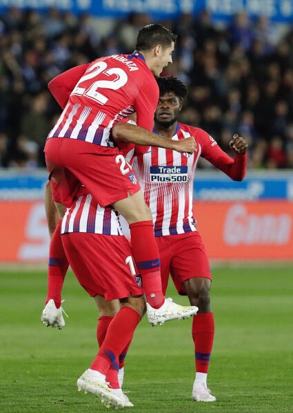 AlvaroMorata's tweet photo. Contentos por la victoria!! Ahora a descansar y pensar en el partido del martes!! Partido a partido!! Enhorabuena @diegocosta , @Thomaspartey22 y @saulniguez tres goles TOP!! 🔴⚽️🔴 #ForzaAtleti https://t.co/bow1gWdg8L