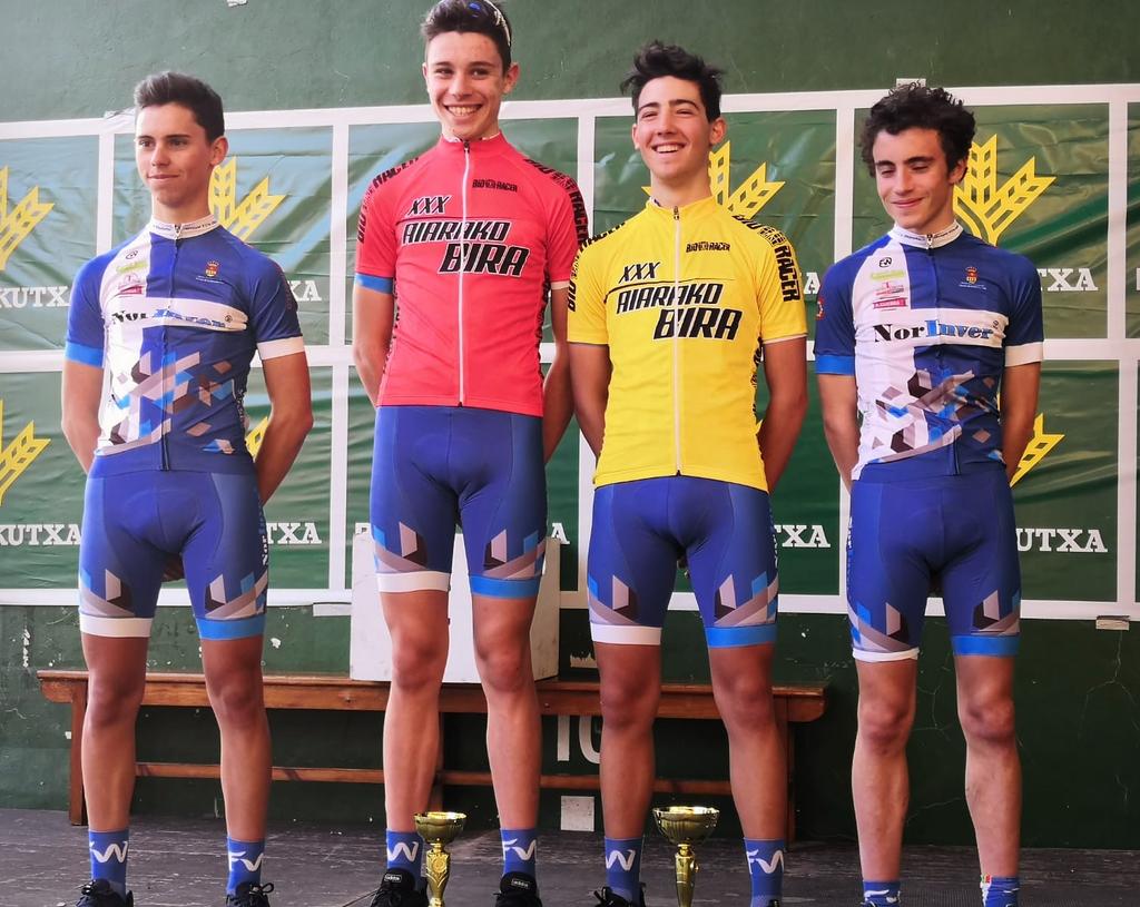 Los cuatro protagonistas del @EquipoCadeteNorInver 🚲 que han sido protagonistas en la 4ª etapa en Artziniega  de la  #AiarakoBira19 .
⏩ Mario San José,Iván Romeo ,Bruno Ibáñez y Miguel de Juan ⏪ 
Buen trabajo !! 👏👏 
<a href="/CdCiclismo/">CD Ciclismo Arroyo de la Encomienda</a>
@EquipoCadeteNorInver