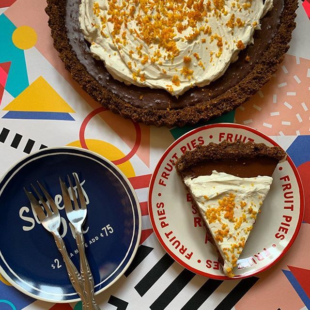 Everyone knows Oreos are #accidentallyvegan but did you know chocolate chip hobnobs are too?

I prefer a lighter biscuit like a hobnob in pies like this, Oreos can sometimes have too much crunch to them.

Chocolate chip hobnobs, Baileys chocolate mousse … ift.tt/2YyZFbf