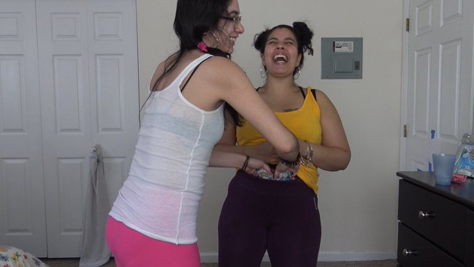 BOP IT CHALLENGE LOSER GETS A FRONTAL WEDGIE VIDEO: https://t.co/MA59mnZ1ok https://t.co/a92WJOUZrZ