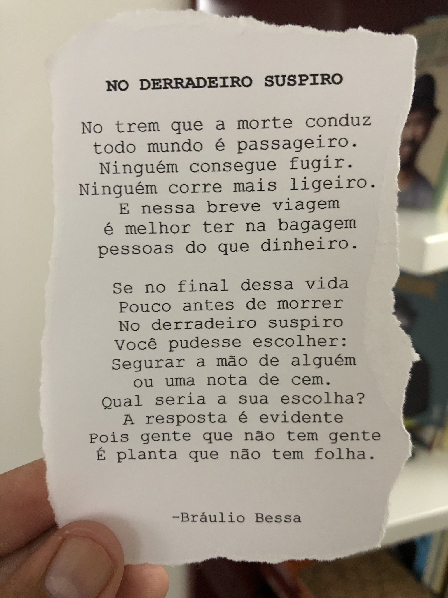 DestiLendo - 🔖Citação - Poesia que Transforma (Bráulio Bessa) 𝐍𝐮𝐧𝐜𝐚 é  𝐭𝐚𝐫𝐝𝐞 O tempo se escorrega despretensiosamente, não há força que  segure por mais que a gente tente, cada minuto pra trás