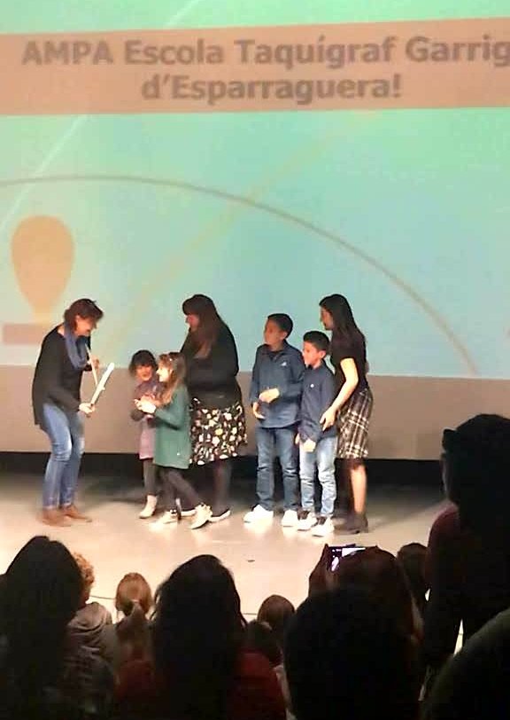 AmpaGarriga's tweet photo. Els representants de la Comissió de Biblioteca recollint el premi! #premisfapac2019 #educació #Esparreguera #Capescolasensebiblioteca #Bibliotequesescolars #ampataquígrafgarriga #EscolaTaquígrafgarriga https://t.co/V4iZ3Q4kSm