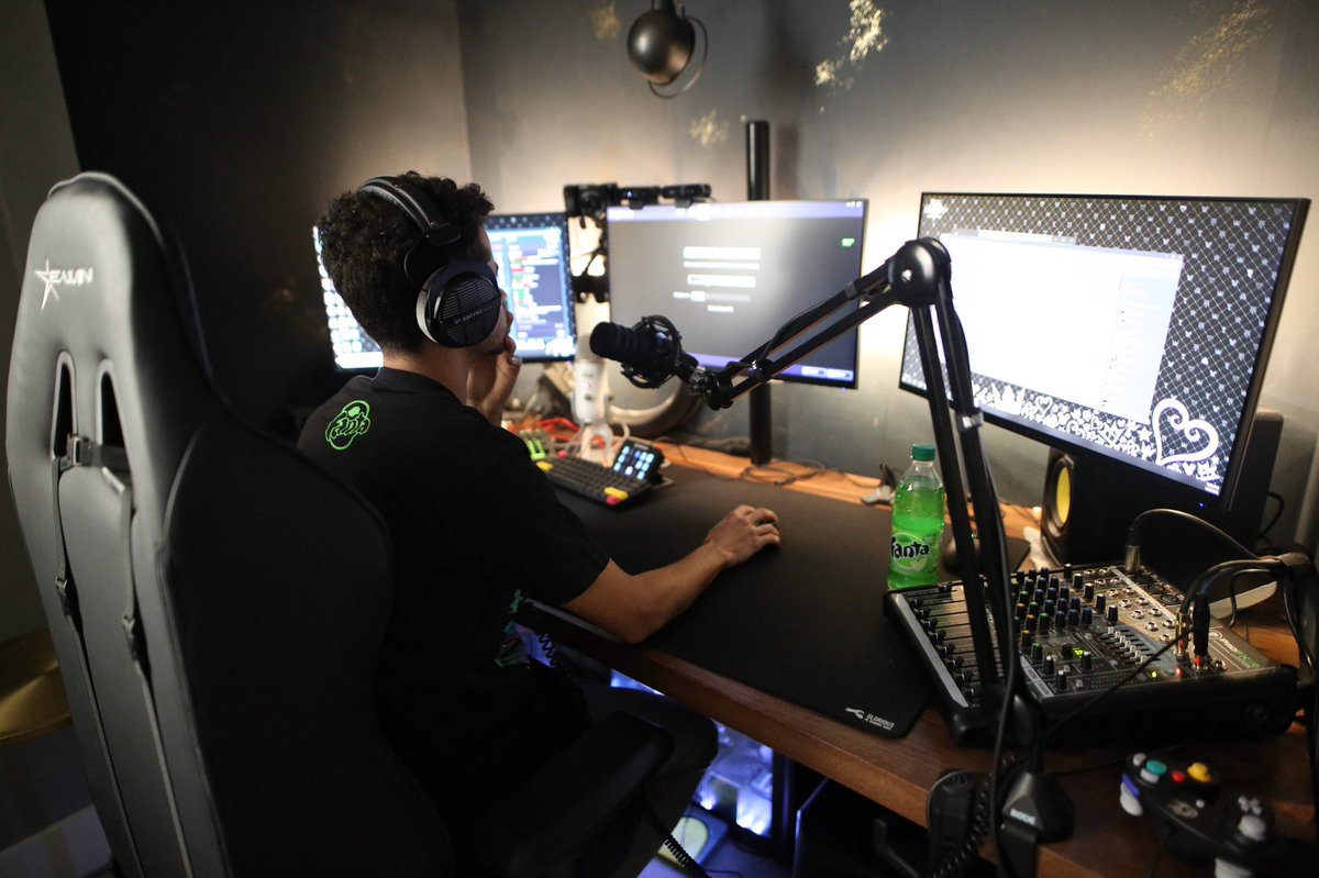 jordanfisher's tweet photo. Going live now! Grab your @fanta and come hang! #fantaad
https://t.co/W9t0Vl69D9 https://t.co/sPOt1LTg73