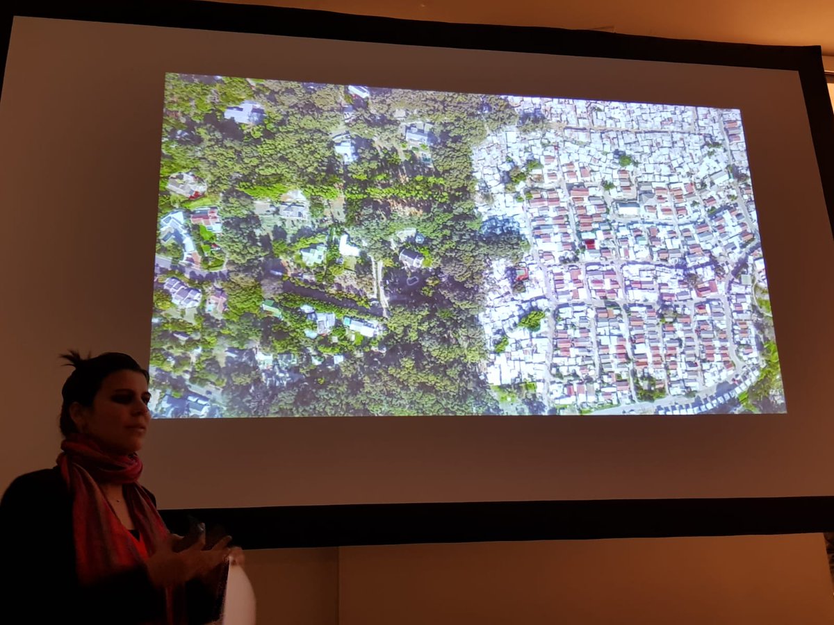 FondArchTo's tweet photo. La città dell'apharteid è stata progettata da architetti, secondo lo stile modernista.
E dopo?
Miriam Bodino ci racconta la Città del Capo post 1994 #NotSoFar @BiennaleDemocr #bdem19 #visibileinvisibile https://t.co/xBBcVh8BZO