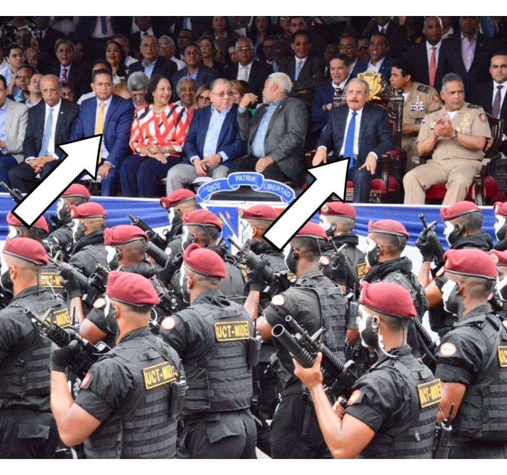 domingonunezjr's tweet photo. 🙄 Al parecer se le fue el "encanto" al Senador Valentín para Danilo Medina, pues este debiera estar a su lado, y no Camacho que no es de Santiago... 😁 Valentín está caliente con Dios y con el de los "chifles" 👹 || #Desfile #Batalla30DeMarzo #RD��🇴 https://t.co/JtL446BXtN