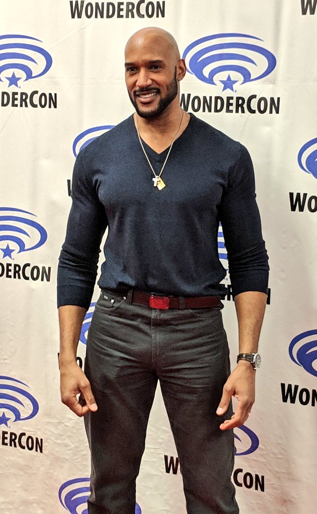 4_Y_E's tweet photo. The title for most handsome cast member on @AgentsofSHIELD is hotly contested but dang Henry Simmons is a contender 🔥😍🔥😍🔥😍🔥 #AgentsofSHIELD #WCA2019 #WonderCon https://t.co/v7UeSxitPF