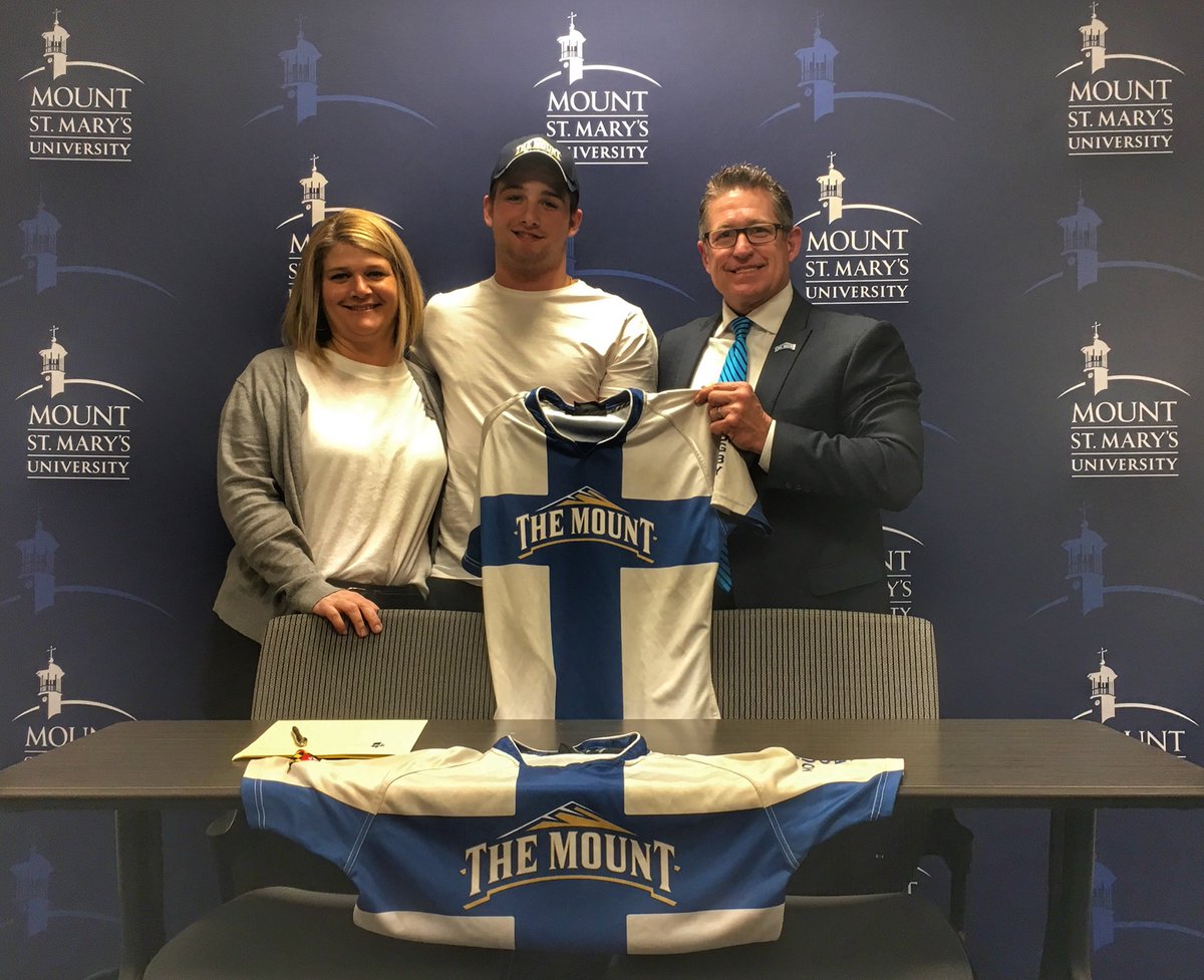 MountRugby's tweet photo. 🚨class of ‘23🚨 Excited to welcome Anthony DiFolco to the family! Anthony was joined by his mom for his signing at the Mount yesterday. He’s a hard hitting 8-man from Central Catholic in Pittsburgh, PA who will incorporate his physical style to the pack! #MountProud #MountRugby https://t.co/NXdtDja14M