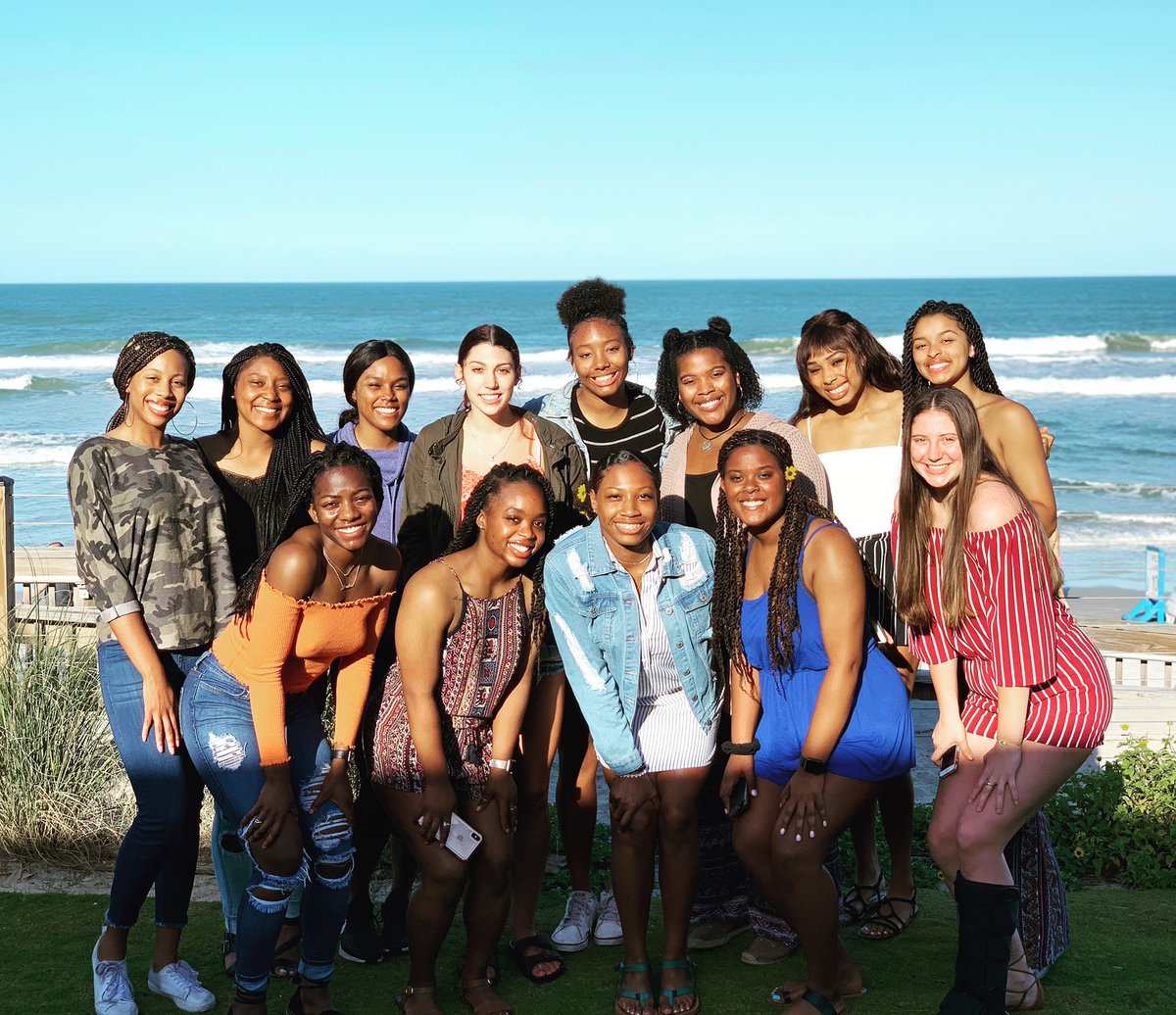 CoachB_BCU's tweet photo. Living the beach life! Fun after a great day of Spring Volleyball 💛🏐🖤 https://t.co/yvEw8L8h04