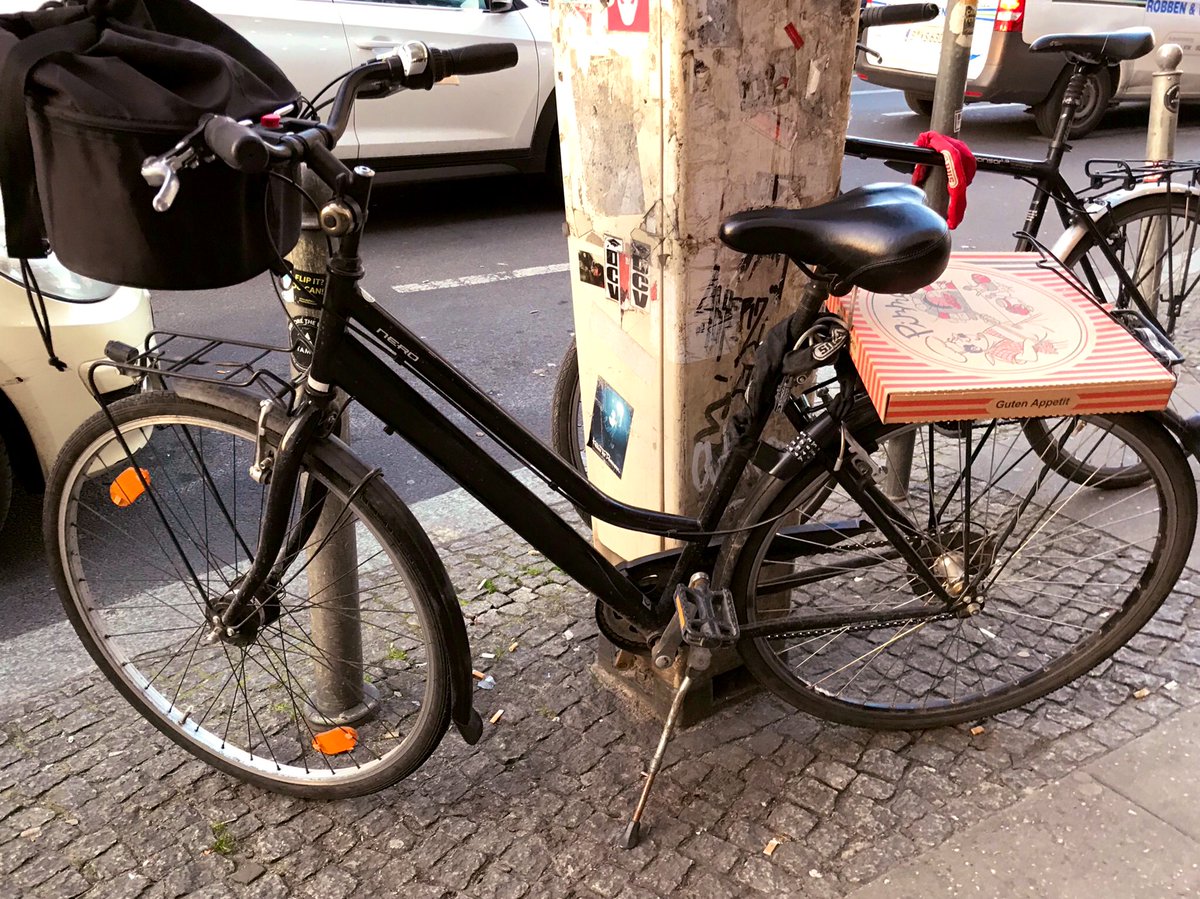 高田ゲンキ イラストレーター 漫画家 No Twitter 今日の夕飯は 行きつけのイタリアンのテイクアウトのピザ ドイツの自転車は 後ろの荷台がクリップみたいなバネで荷物を挟める構造になってるので こんな感じでピザを持ち運べます これ めちゃ便利だから日本でも