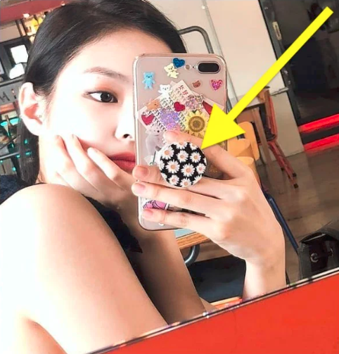 BlackPinkbuzz's tweet photo. JENNIE IN NAVER AREA  [+79][-8] Jennie is definitely an "it" girl...Jennie's Hera Lip is also sold out ㅋㅋㅋㅋ https://t.co/WnchdWOoDO https://t.co/8bQyPb54go