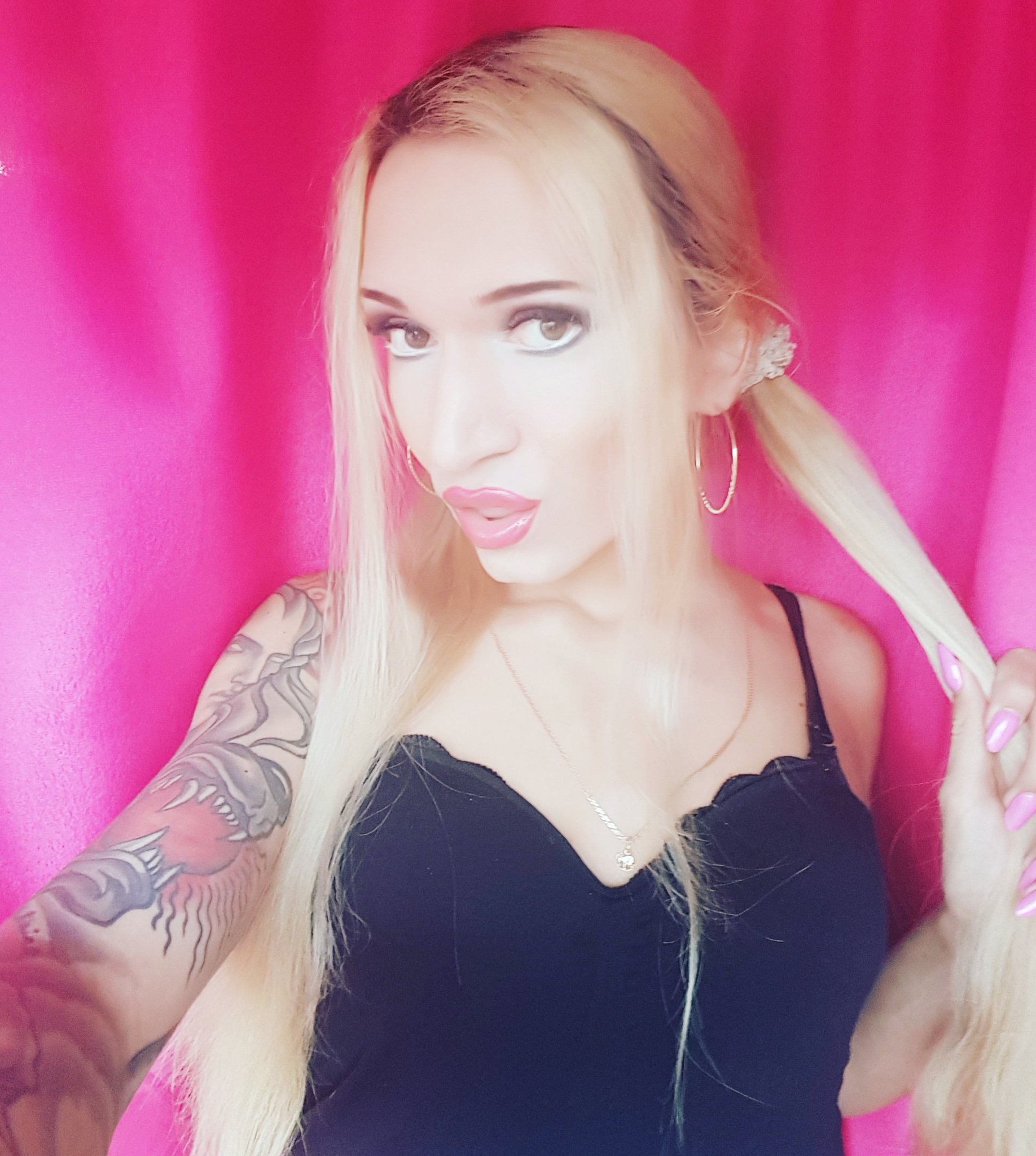 2 pic. ✌ Big earring hoops at last 💋 #FrostyJeanne #tranny #blonde #gaijingyaru #transgender #transgirl #transwoman #trans #bimbo #sissybimbo #transsexual #sissy #sissyprincess #mtf #m2f #glamour #tattoo #girly #соска #нимфетка #транс #бомбита https://t.co/rUe4CvsrOc