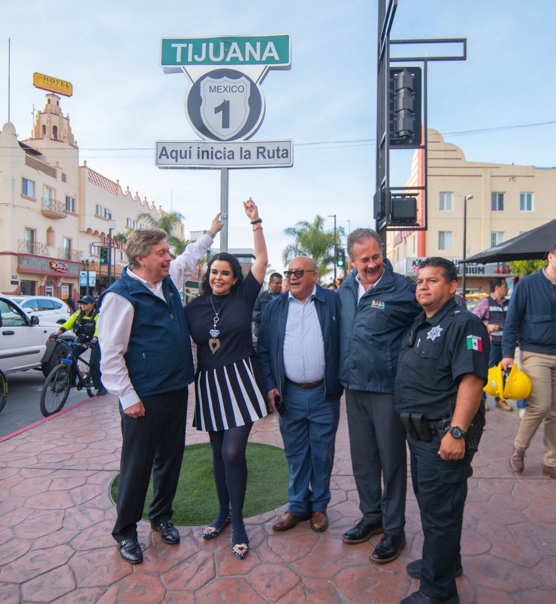 BC_DIF's tweet photo. La Sra @RuachoBrenda en compañía de @KIKOVEGA_ realizaron un recorrido por las obras de mejoramiento de infraestructura turística y de imagen urbana de la Zona Centro. Ya lo visitaron? 😍 #AvancemosJuntos #ImpulsoBC #KikoSiCumple https://t.co/hABGgR0LsV