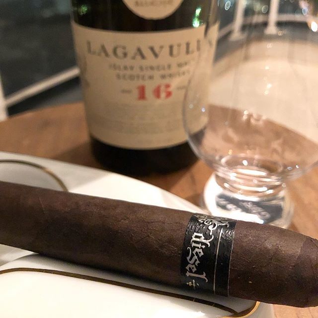 ohomemquefalava's tweet photo. Last sip of this bottle of my favorite scotch paired with a pretty nice cigar Diesel d.10th. Celebrating a new cycle. #empregonovoaquivoueu #d10th #dieselcigars #lagavulin16 #scotch #singlemalt https://t.co/Xk1GHZs4fx https://t.co/j3gs3FkmqX