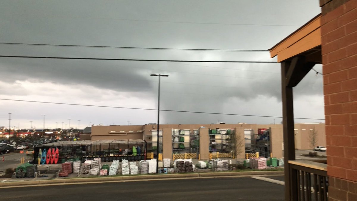 jackvale's tweet photo. Crazy tornado happening right now in front of me #SpringHillTN #TornadoWarning #Tennessee https://t.co/TAwGTS3ucy