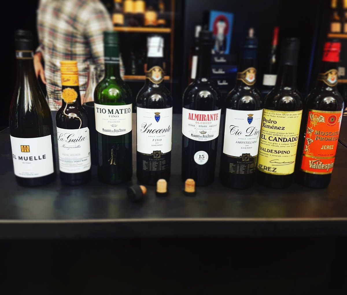 bi_dueno's tweet photo. Ayer conocimos algo más los interesantes vinos de #Jerez gracias a @Vinofilos_MQV en su aula de Santa Cruz de #Tenerife. #Xerry #winelovers #wine https://t.co/cjagPySZ4E
