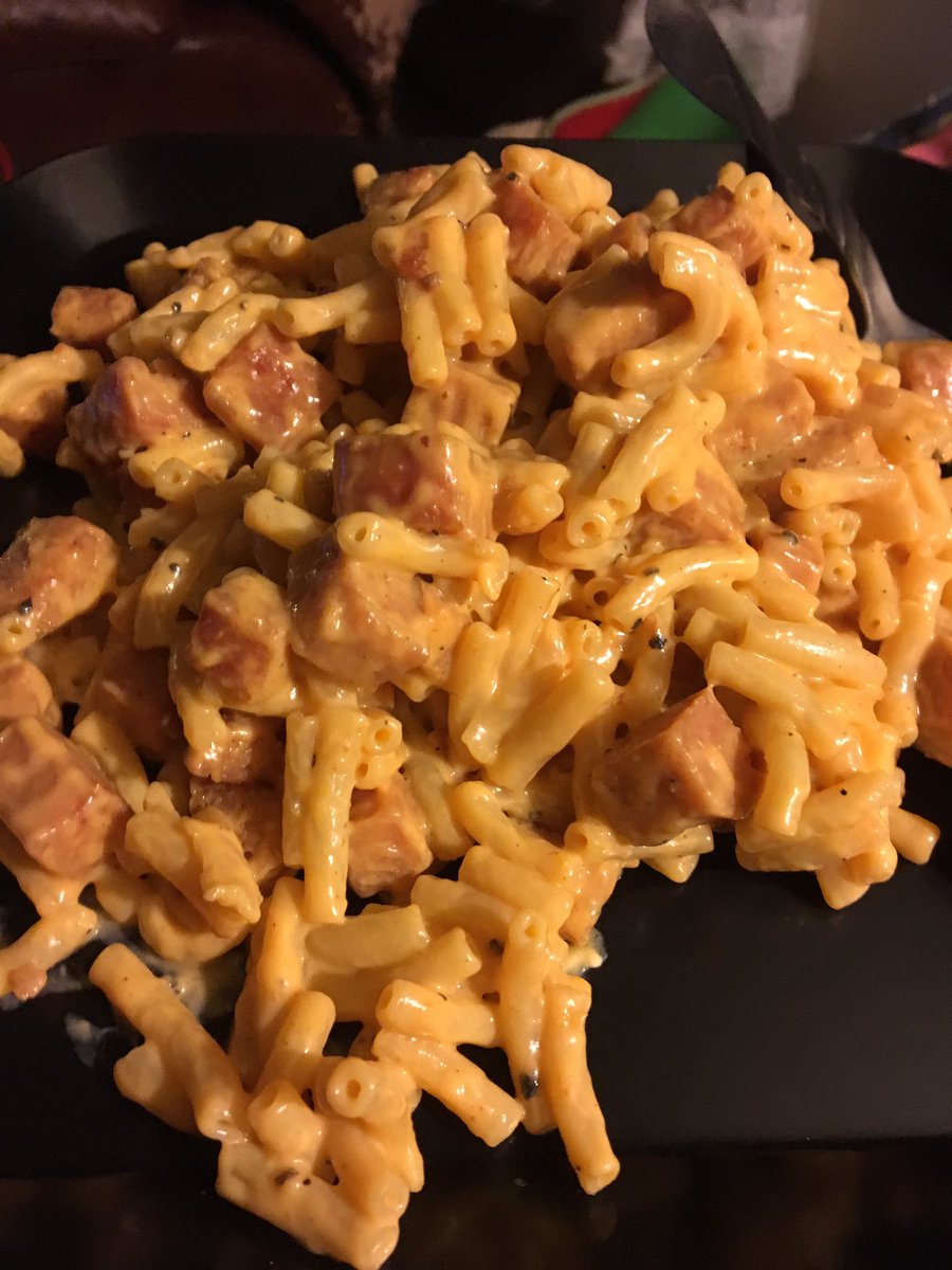 Jiffypop1972's tweet photo. Submitted to @carlruiz for #ruizingapproved
Boxed Mac and cheese with a mixture of cream cheese, hot sauce and the powder mix from the box along with fried Bacon Spam. https://t.co/uhjlZGp1Yk