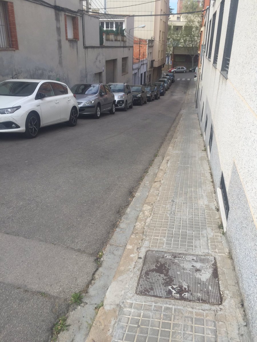 uoc_marta's tweet photo. Carrer extremadament estret a Terrassa #sharediversitas #diversitatuoc2 https://t.co/JvbE3YQe0P