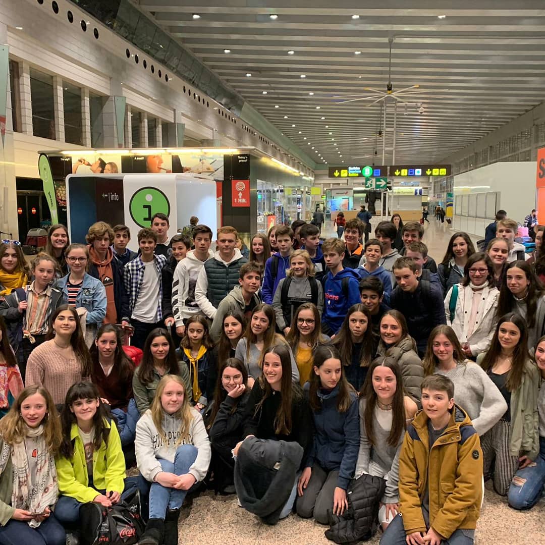 PadreDamianSSCC's tweet photo. Tarda de nervis, emoció i il•lusió a @aeroportprat_barcelonaoficial mentre els alumnes de #2nesopd i #3resopd esperaven als alumnes de l'intercanvi 🇲🇫! Amb 🛬 aterrat... comença l'aventura! Bon #intercanvicaenpd #vivencies #aprenentatge https://t.co/HZUk2L1ozF