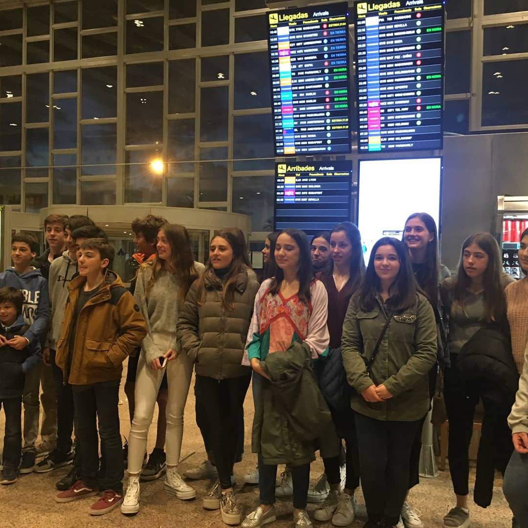 PadreDamianSSCC's tweet photo. Tarda de nervis, emoció i il•lusió a @aeroportprat_barcelonaoficial mentre els alumnes de #2nesopd i #3resopd esperaven als alumnes de l'intercanvi 🇲🇫! Amb 🛬 aterrat... comença l'aventura! Bon #intercanvicaenpd #vivencies #aprenentatge https://t.co/HZUk2L1ozF