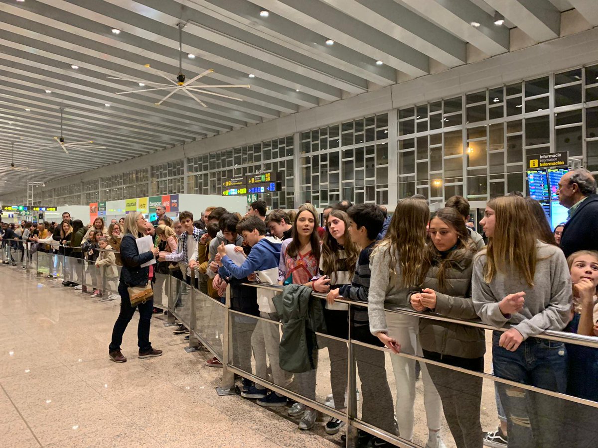 PadreDamianSSCC's tweet photo. Tarda de nervis, emoció i il•lusió a @aeroportprat_barcelonaoficial mentre els alumnes de #2nesopd i #3resopd esperaven als alumnes de l'intercanvi 🇲🇫! Amb 🛬 aterrat... comença l'aventura! Bon #intercanvicaenpd #vivencies #aprenentatge https://t.co/HZUk2L1ozF