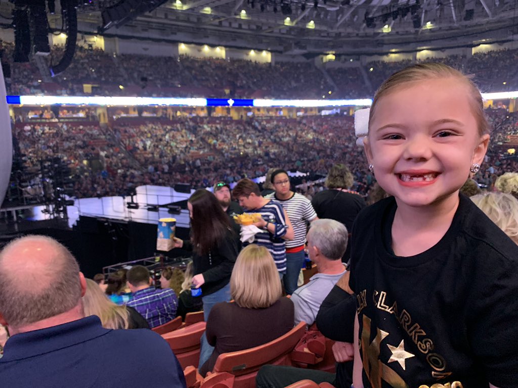 IAmTheBB's tweet photo. Daisy has waited her WHOLE life (7 years!) for #AMomentLikeThis! #FirstConcert #MeaningOfLifeTour @kelly_clarkson 2011-Today https://t.co/iQFHh56rnY