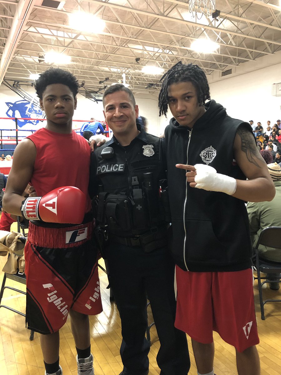 Euclid_PD's tweet photo. Great night @EuclidCentral for “Fight to Unite Against Gun Violence!” Shout out to @LittleGiants for this awesome event &amp; @euclidschools for hosting! EPD is proud to be a part of unifying our community, empowering young people for good, &amp; building bridges for tomorrow! 💪🏿👊🏽🥊 https://t.co/Kjju8eod1I