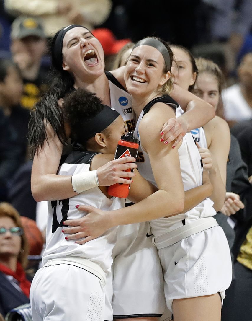 GustafsonMeg10's tweet image. Hawks are in the E L I T E 8️⃣🙌🏼🐥