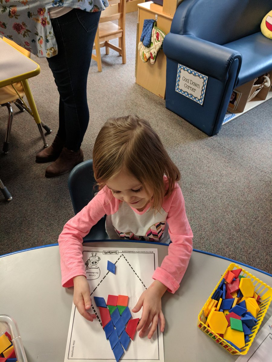 LyonsTeamUPK's tweet photo. Another UPK problem solving challenge:  Using tangrams to fill the shape. https://t.co/hcQrhdFPTy