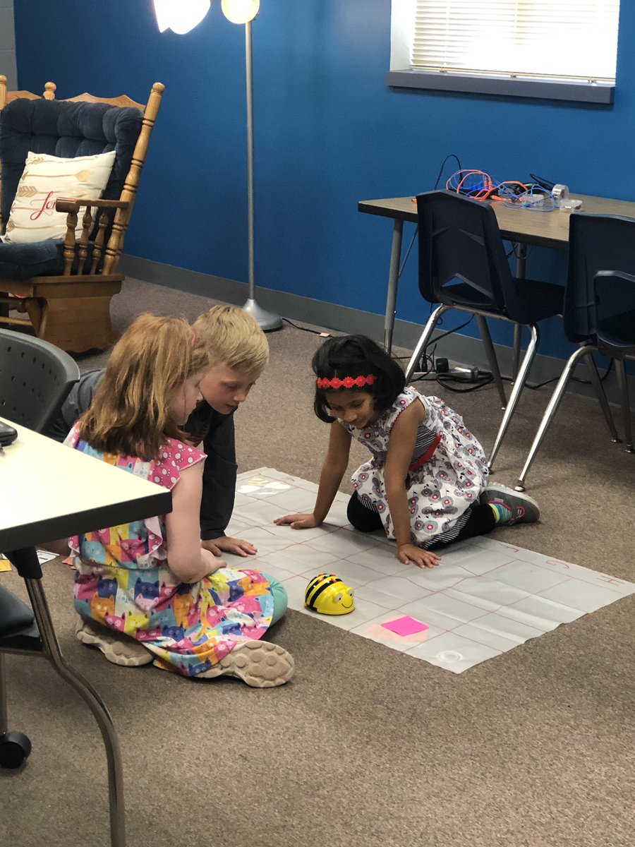 TCETechTeacher's tweet image. What could be more fun than playing with bees 🐝 and mice 🐭? Good job, kindergarten! You guys are so smart. 💙 #beebots #codeandgomouse