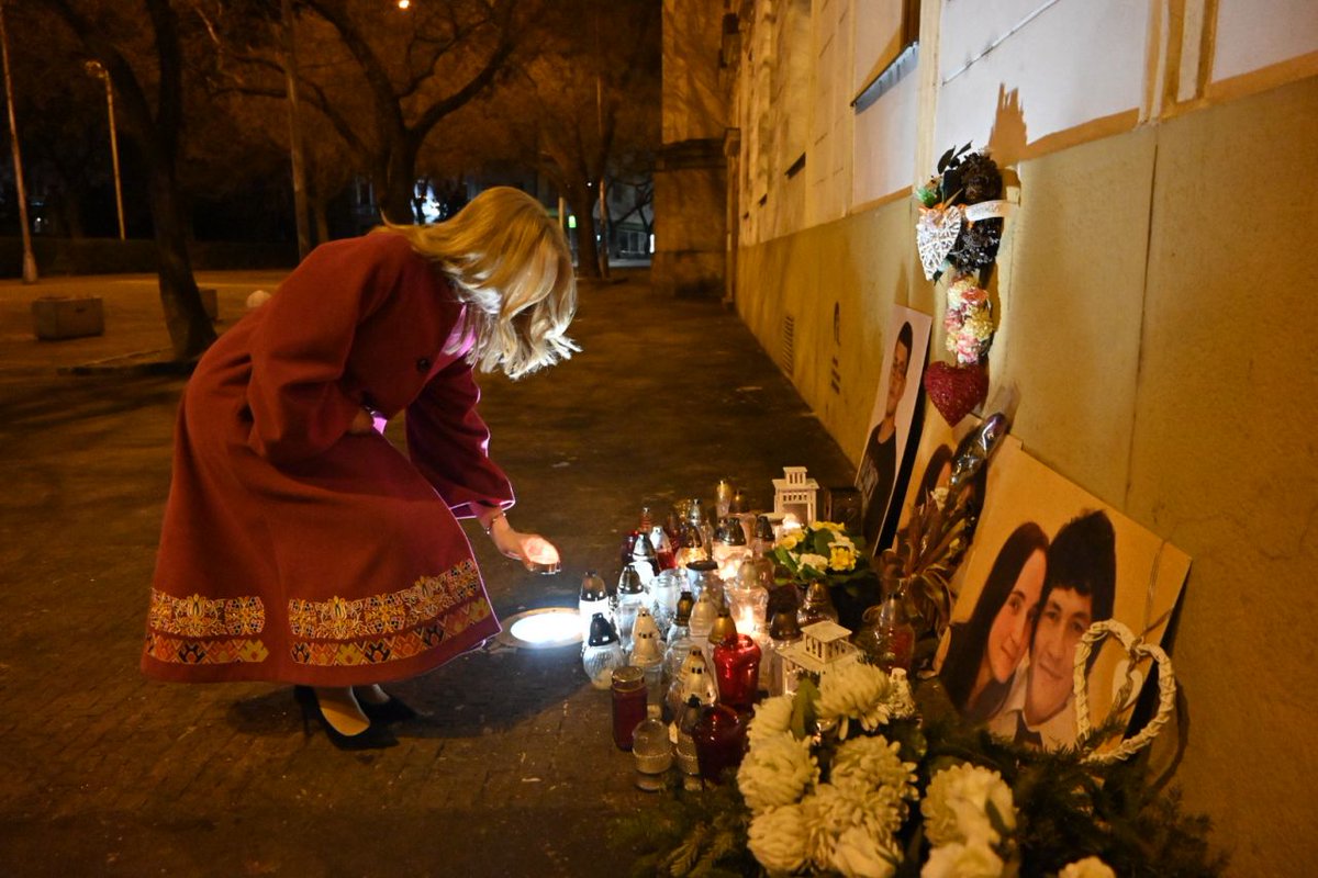 Very strong moment for #Slovakia: #ZuzanaCaputova lits candle at improvised memorial of assassinated journalist #JanKuciak &amp; MartinaKusnirova, the first thing she does as President-Elect. Something none of the gov't politicians have ever done. #allforjan (<a href="/tomas_halasz/">Tomas Halasz</a>, <a href="/dennikN/">Denník N</a>)