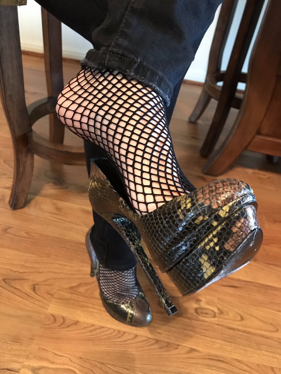 JeniML93's tweet photo. #ootd #ootdStyle #ootdfashion @Brian_Atwood #Shoes #heels #Shoes #shoesaddict #shoedangle #fishnets https://t.co/kPhhY9XhZs