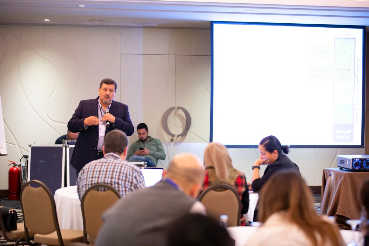 UNDPArabic's tweet photo. نعمان الصياد @nalsayyad ، المستشار الإقليمي للاتصال والإعلام في المركز الإقليمي في عمان يتحدث في اليوم الرابع من إطلاق برنامج القيادات الشابة ٥ #YLP5 عن مستويات التأثير (الفرد، النظراء، المجتمع، المؤسسات والنظم والسياسات البيئة الممكنة ومقاربة الإتصال التنموي https://t.co/LV7AfI7nAn