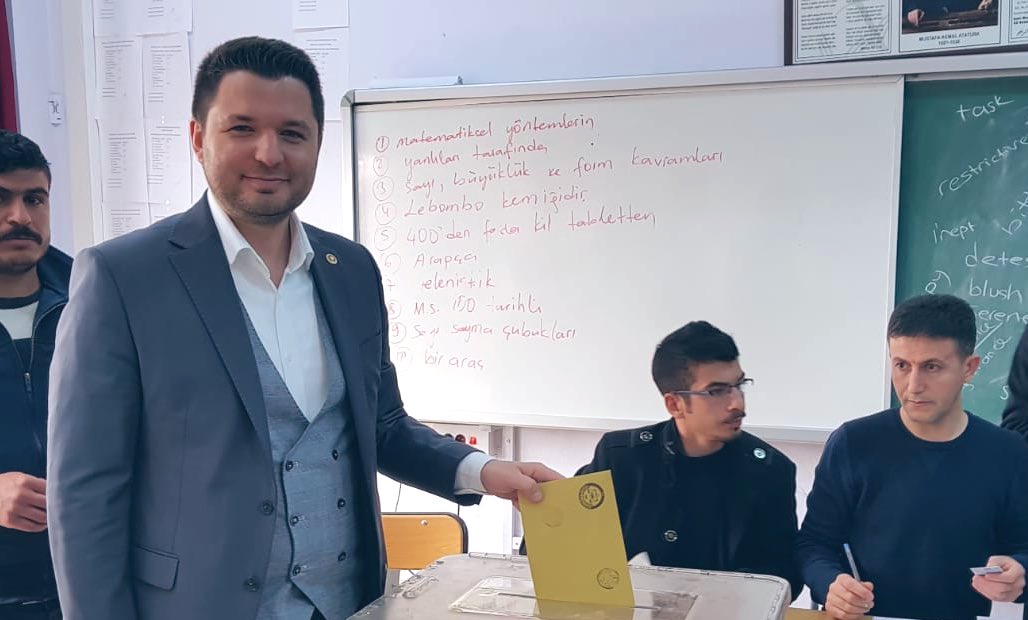 "Gönül Belediyeciliği" için  Adıyaman Anadolu Lisesi’nde Oyumuzu kullandık. Memleketimize hayırlı olsun. 

#AKParti 
#Adıyaman