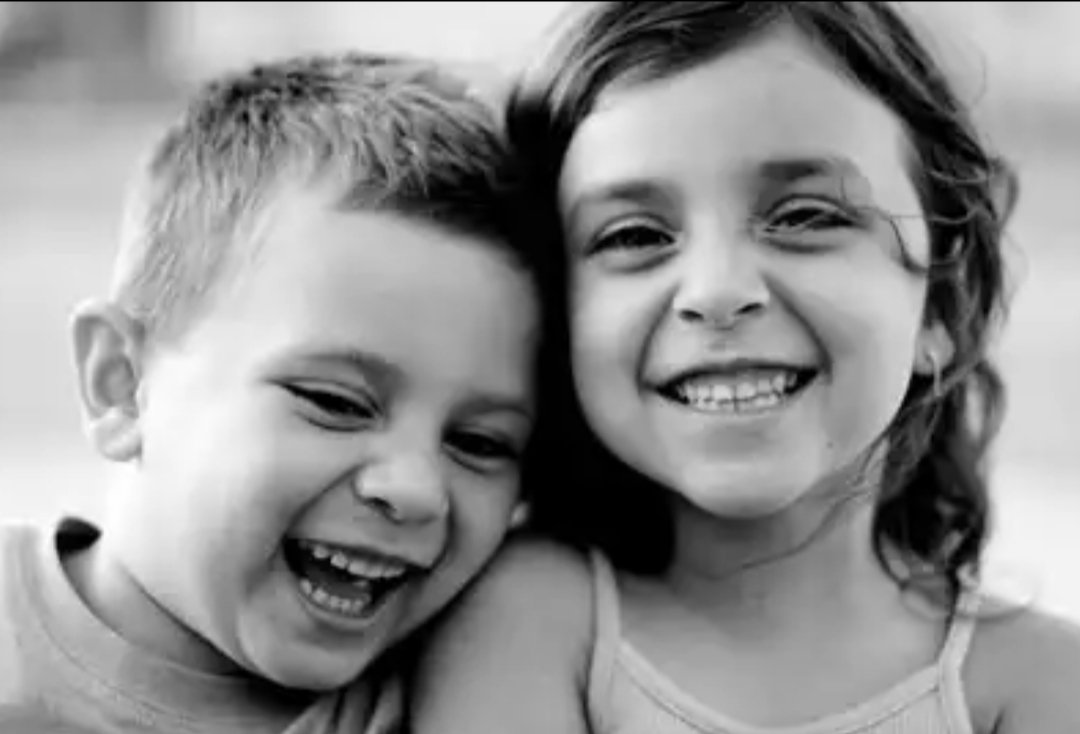 Порядок рождения в семье. Siblings having fun фотобанк лори. Shauna harris texas. Белые и черные дети обнимаются. She has siblings.