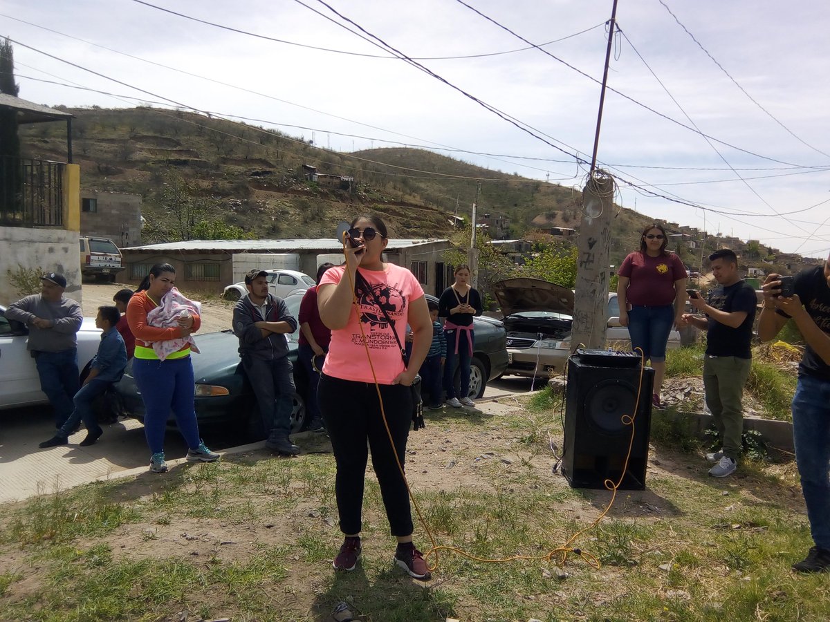 juanlp62's tweet photo. Hoy tuvimos un día muy ocupado, iniciando con evangelismos en la colonia, llevando el mensaje de esperanza a nuestros vecinos! Gracias a los jóvenes que nos apoyaron! #LaCasaDelAlfarero #CTSCROC #Nogales https://t.co/aqrKVcOoNc