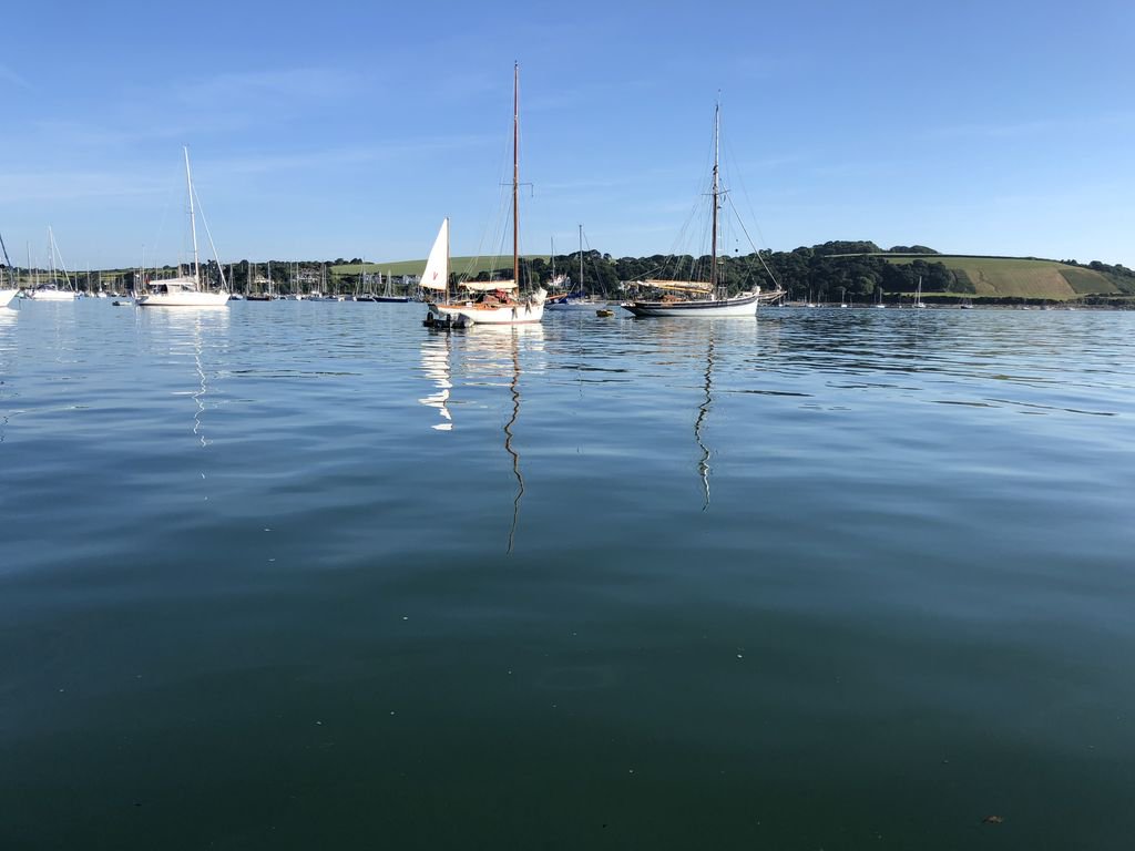 Sunday chills (and a coffee 😉) with this stunning view 👌! Who wants to join us? #GetMeToCornwall #Falmouth #Cornwall