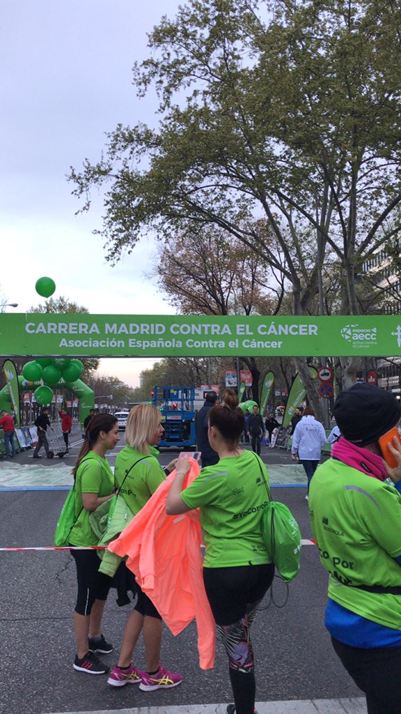 ContraCancerMAD's tweet photo. Empiezan a llegar los participantes, la buena energía inunda las calles de Madrid. ¡Estamos preparados, estamos listos! 💚 #YoCorroPor #CorreContraelCáncer https://t.co/ymy3GuozQb