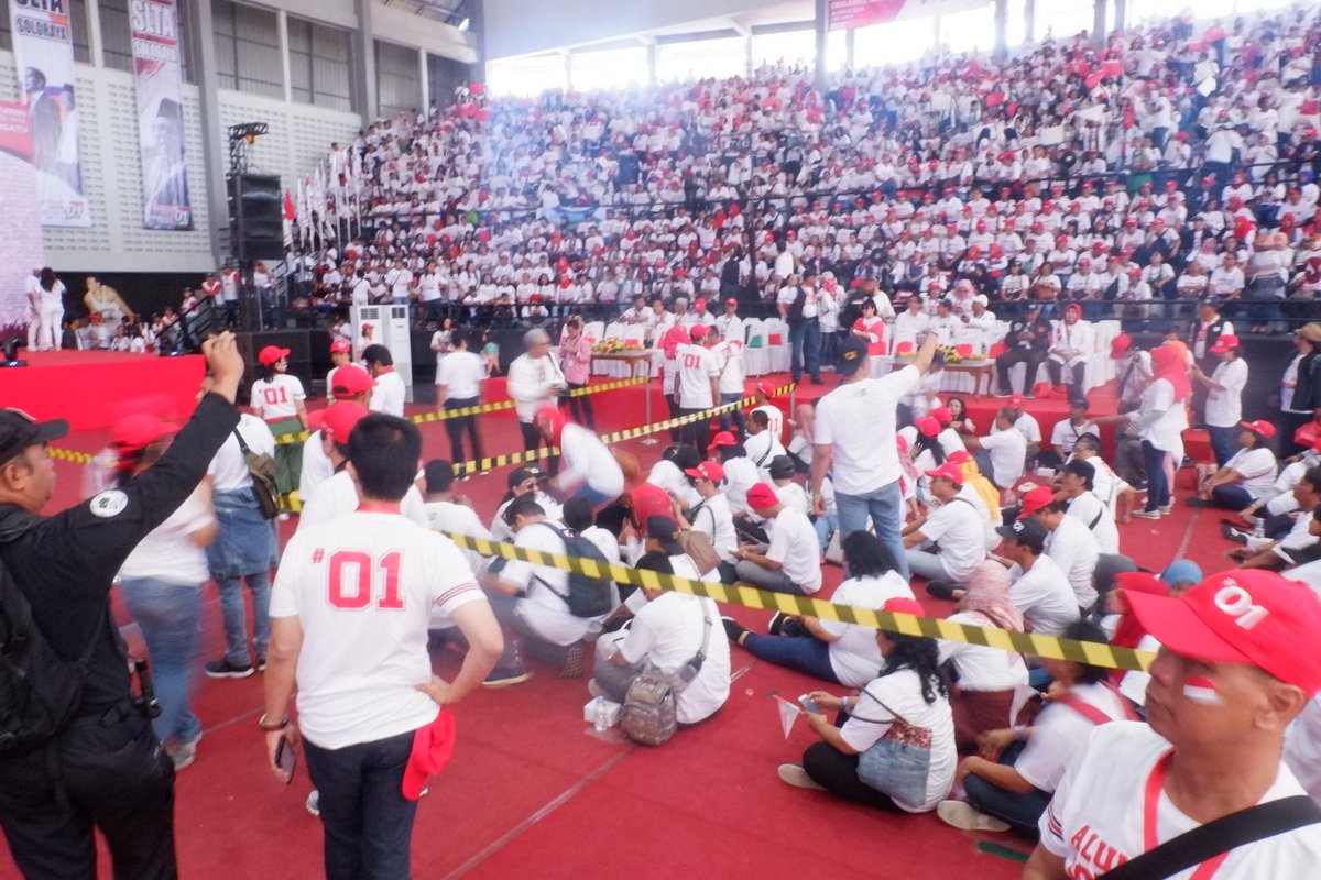 Peserta Deklarasi Deklarasi Alumni SLTA Solo Raya untuk #01 mulai memadati Gedung Sritex, Solo. (31/3/2019) @SoloJokowiMaruf <a href="/kawanjokowi2014/">Kawan Jokowi</a>

#m3rahkansolo 
#OjoPedotOyot
#01jokowi3pdip